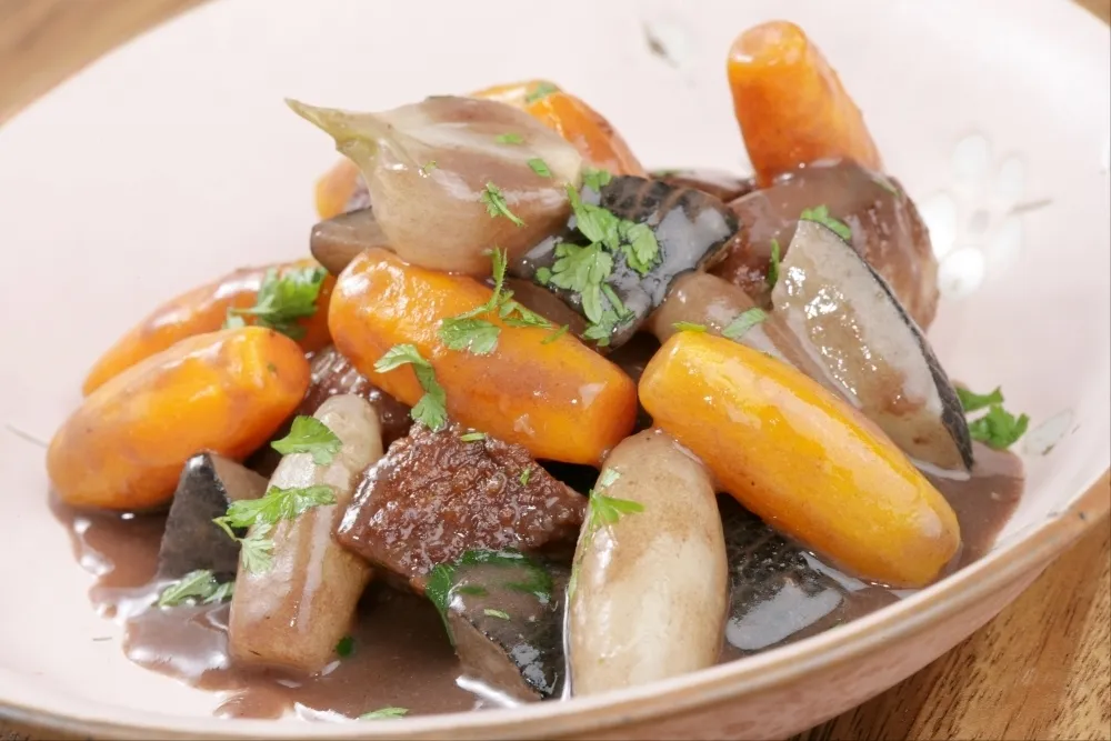 Image recette I-chef Pro : Poulet chasseur, légumes racines glacés