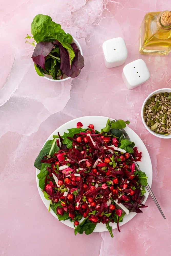 Recette Salade sucrée-salée aux fruits rouges, petits pois, feta et menthe