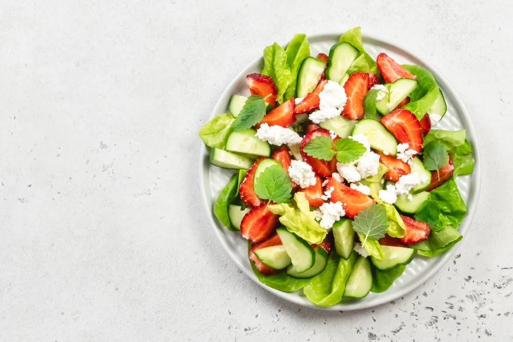 Image recette Salade de crudités, fraises et framboises